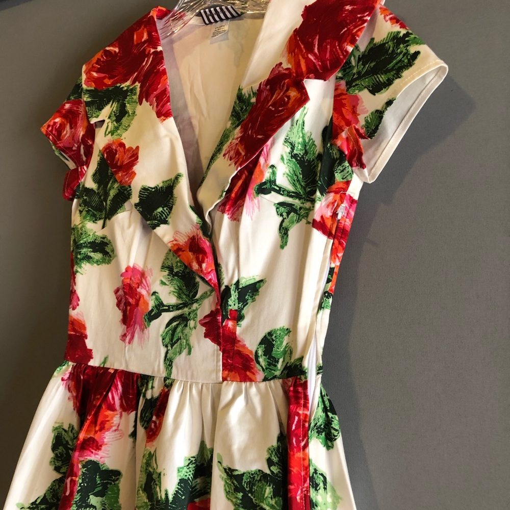 Beautiful vintage inspired classic red rose print - Picture 3 of 4